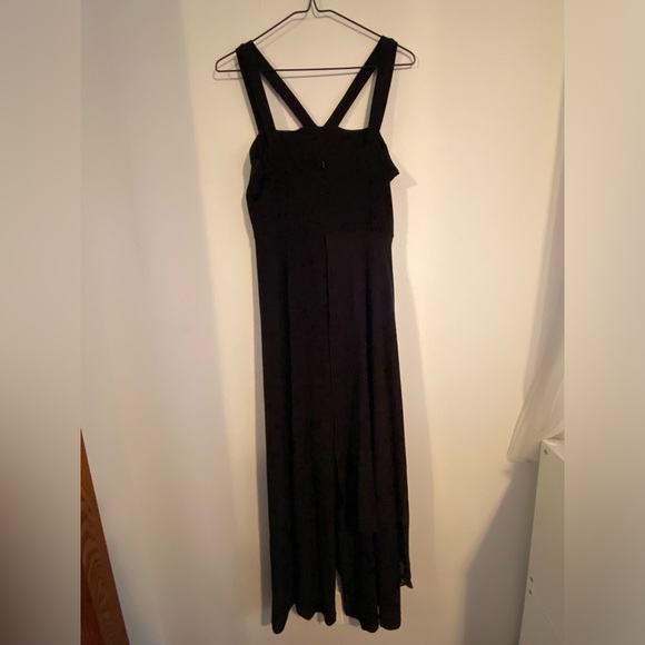 Elegant and beautiful pant suit! Comfortable material. Worn once! - Picture 2 of 4